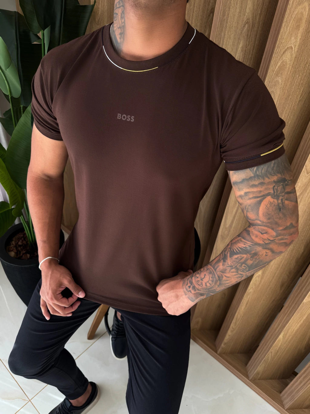 CAMISETA BOSS DETALHES EM NUDE - TOTAL BROWN