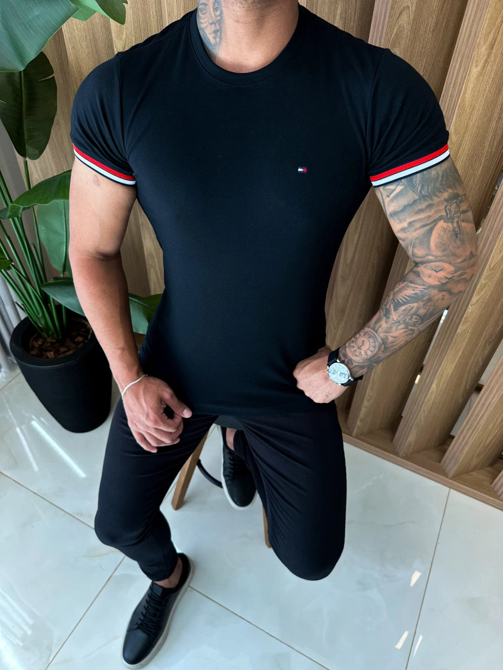 CAMISETA TOMMY HILFIGER DETALHES NA MANGA - PRETA