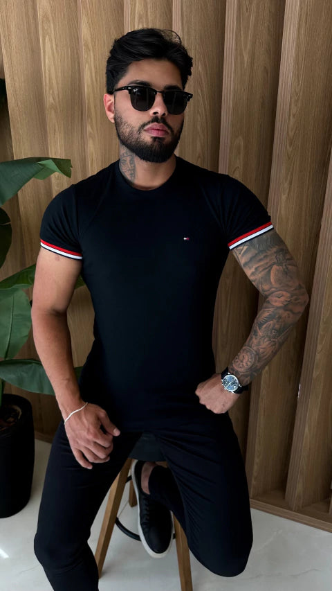 CAMISETA TOMMY HILFIGER DETALHES NA MANGA - PRETA