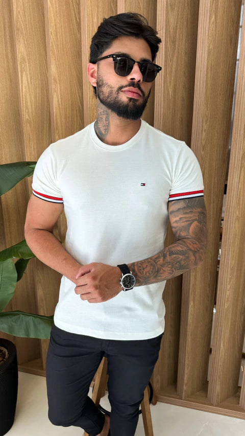 CAMISETA TOMMY HILFIGER DETALHES NA MANGA - OFF WHITE