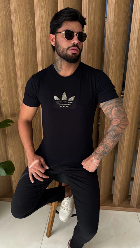 CAMISETA ADIDAS SÍMBOLO DOURADO - PRETO